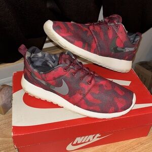 Nike Roshe Red Camouflage Sneakers 👟